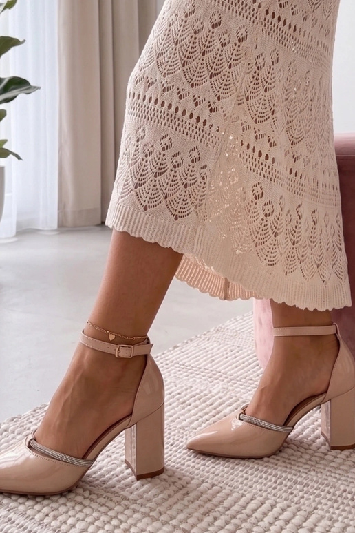 Béžové lakované topánky s kryštálmi...