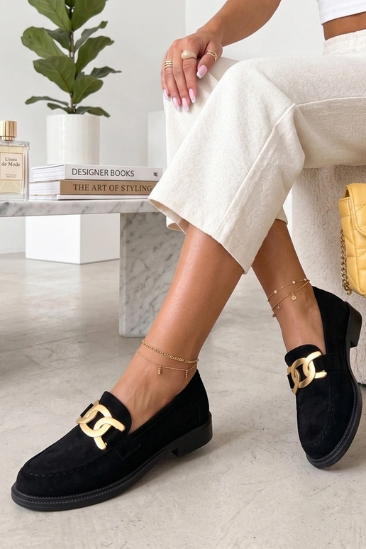 Čierne mokasíny s dekoratívnou sponou...
