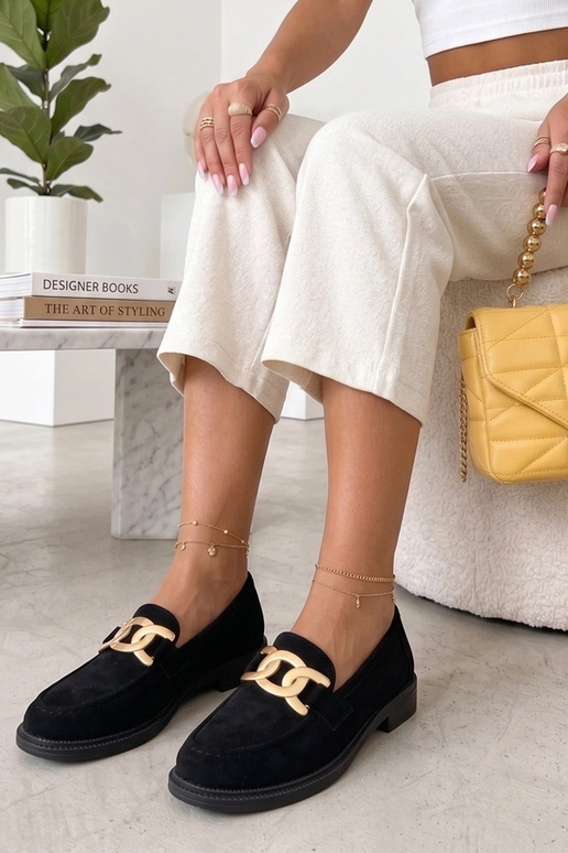 Čierne mokasíny s dekoratívnou sponou...