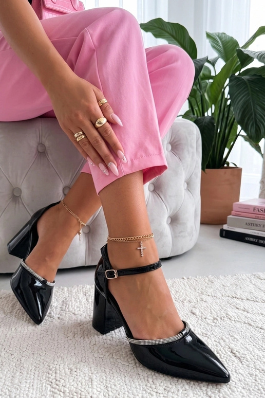 Čierne lakované loafers s kryštálmi...