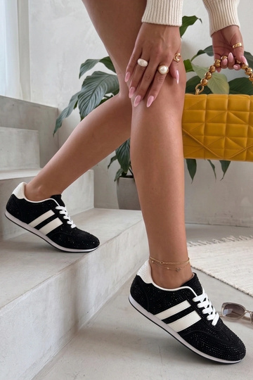 Čierne tenisky s kryštálmi...