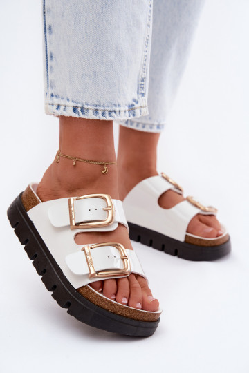 s lakovým efektom Dámske papuče s platformou Ze zlatej farbymi s prackamimi Lee Cooper LCIN-26-35-4460L biela farba