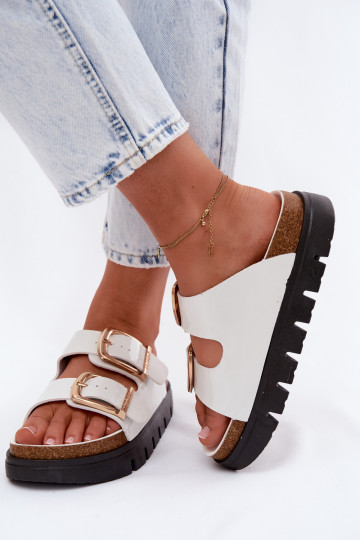 s lakovým efektom Dámske papuče s platformou Ze zlatej farbymi s prackamimi Lee Cooper LCIN-26-35-4460L biela farba 2