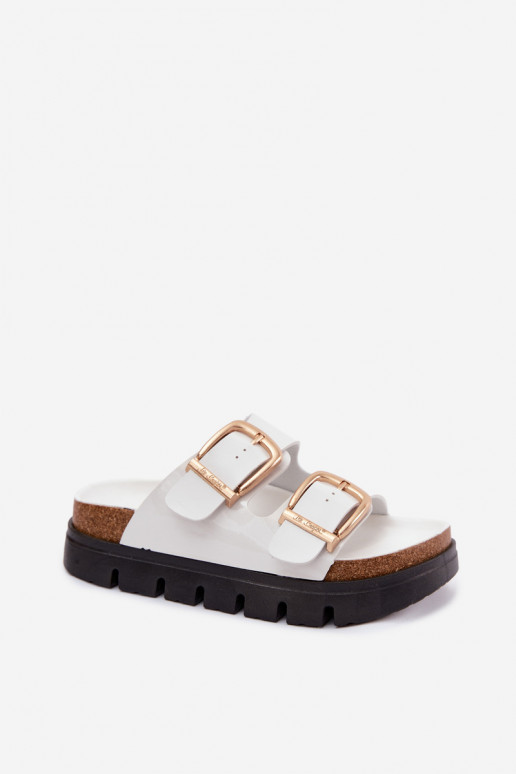 s lakovým efektom Dámske papuče s platformou Ze zlatej farbymi s prackamimi Lee Cooper LCIN-26-35-4460L biela farba