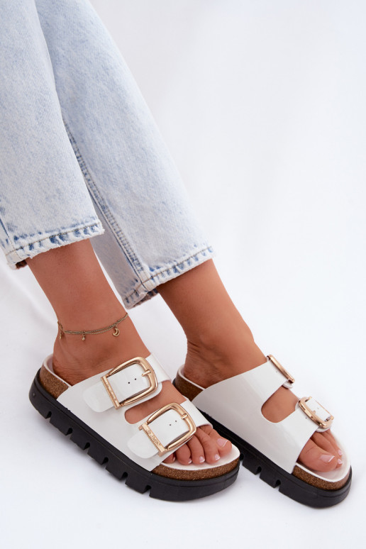 s lakovým efektom Dámske papuče s platformou Ze zlatej farbymi s prackamimi Lee Cooper LCIN-26-35-4460L biela farba