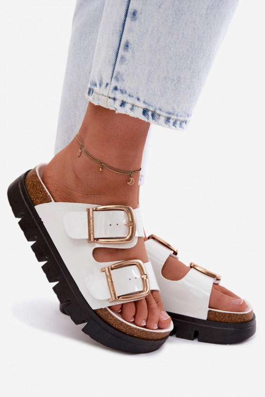 s lakovým efektom Dámske papuče s platformou Ze zlatej farbymi s prackamimi Lee Cooper LCIN-26-35-4460L biela farba