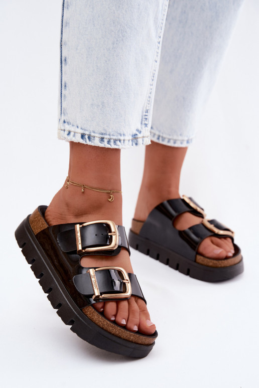 s lakovým efektom Dámske papuče s platformou Ze zlatej farbymi s prackamimi Lee Cooper LCIN-26-35-4459L čierna