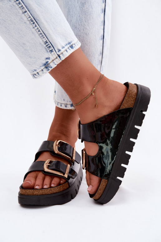 s lakovým efektom Dámske papuče s platformou Ze zlatej farbymi s prackamimi Lee Cooper LCIN-26-35-4459L čierna