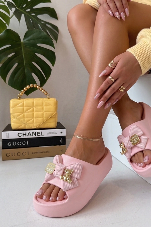 Ružové šľapky na platforme s mašľou...