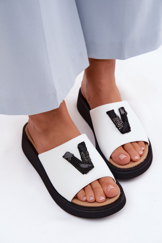 Kožené papuče DámskeLiterą V s platformou Vinceza 66950 biela farba