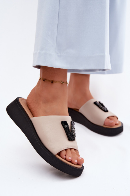 Kožené papuče DámskeLiterą V s platformou Vinceza 66950 béžová