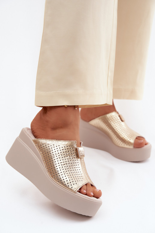 Dámske papučeZapnutéturalnej Skóry s platformou Vinceza 95392 zlatej farby