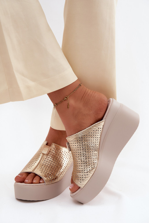 Dámske papučeZapnutéturalnej Skóry s platformou Vinceza 95392 zlatej farby