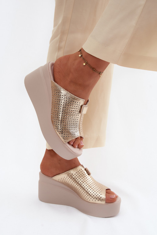 Dámske papučeZapnutéturalnej Skóry s platformou Vinceza 95392 zlatej farby