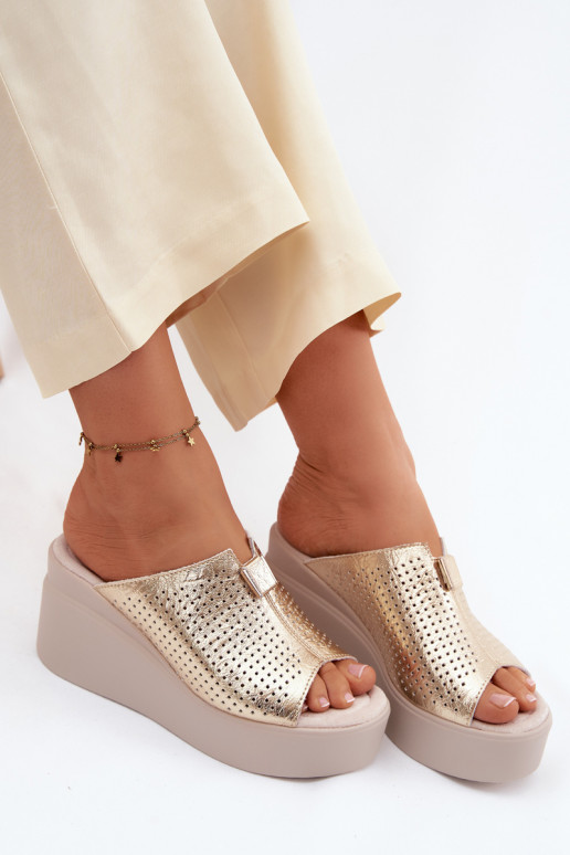 Dámske papučeZapnutéturalnej Skóry s platformou Vinceza 95392 zlatej farby