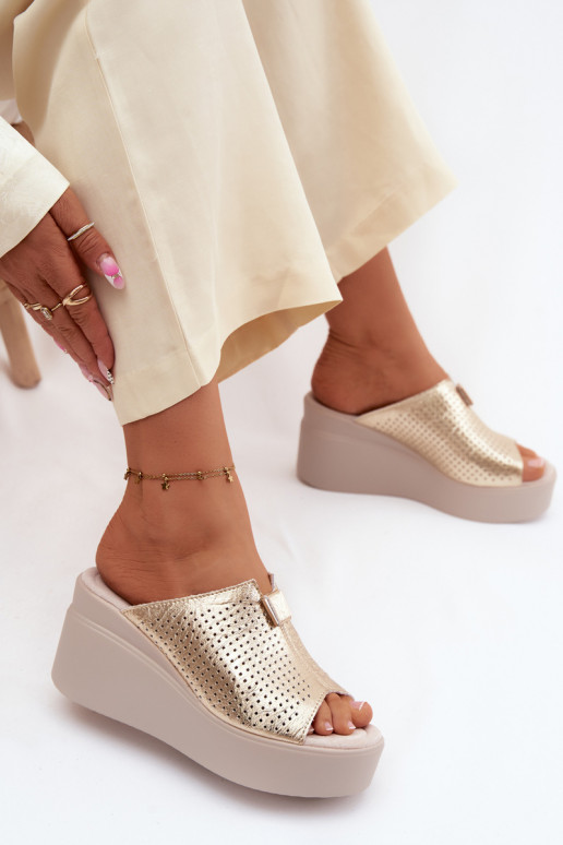 Dámske papučeZapnutéturalnej Skóry s platformou Vinceza 95392 zlatej farby