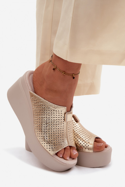 Dámske papučeZapnutéturalnej Skóry s platformou Vinceza 95392 zlatej farby