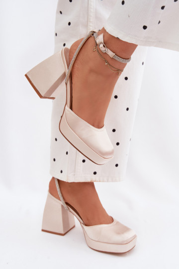 Dámske sandále Zapnuté masívnych opätkoch Typu Słupek Pasek s trblietavými otvormi zlatej farby Seraphina