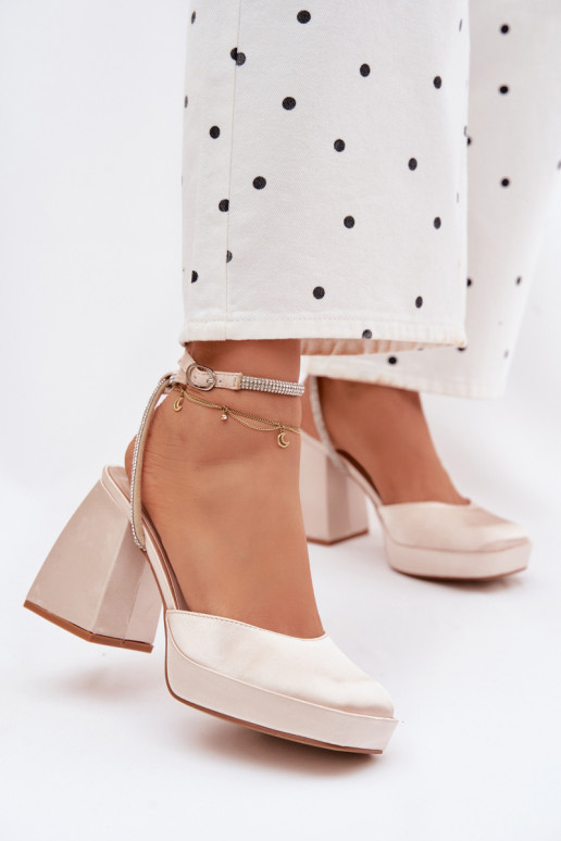 Dámske sandále Zapnuté masívnych opätkoch Typu Słupek Pasek s trblietavými otvormi zlatej farby Seraphina