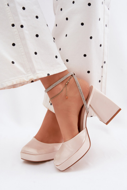 Dámske sandále Zapnuté masívnych opätkoch Typu Słupek Pasek s trblietavými otvormi zlatej farby Seraphina