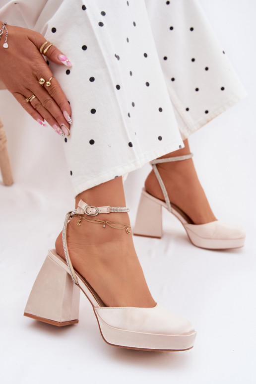 Dámske sandále Zapnuté masívnych opätkoch Typu Słupek Pasek s trblietavými otvormi zlatej farby Seraphina