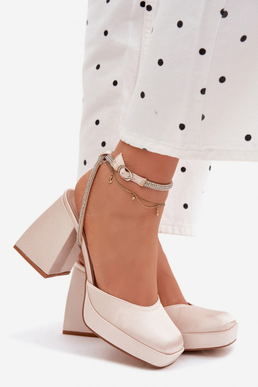 Dámske sandále Zapnuté masívnych opätkoch Typu Słupek Pasek s trblietavými otvormi zlatej farby Seraphina