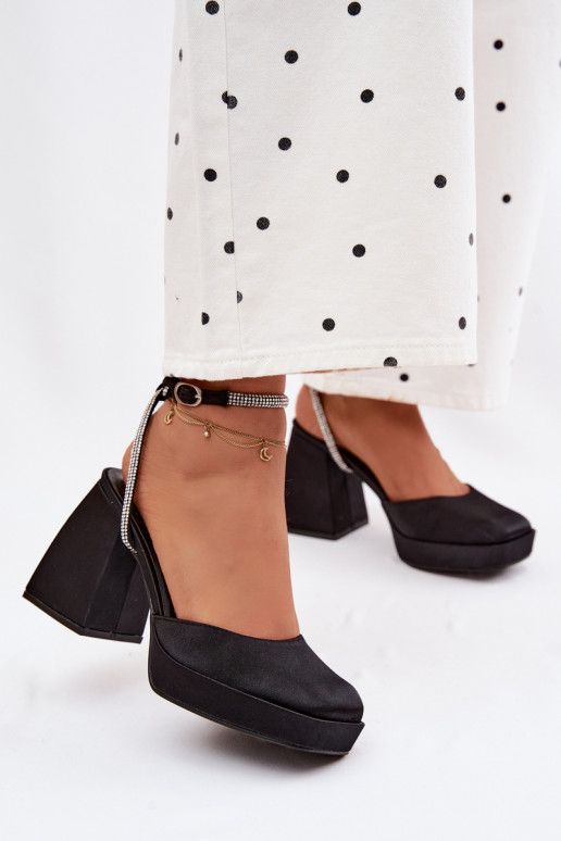 Dámske sandále Zapnuté masívnych opätkoch Typu Słupek Pasek s trblietavými otvormi čierna Seraphina