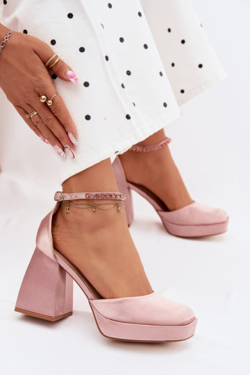 sandále s podpätkamiSatynoInym INykończeniem Szampańskie Calistae