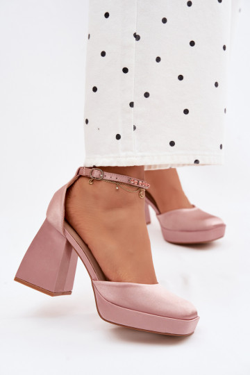 sandále s podpätkamiSatynoInym INykończeniem Szampańskie Calistae 2