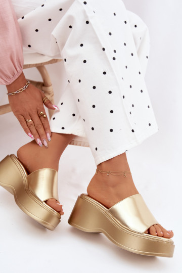 Dámske papuče s platformou zlatej farby Virelia