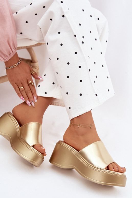 Dámske papuče s platformou zlatej farby Virelia