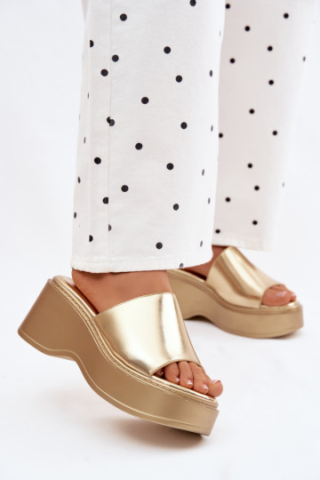 Dámske papuče s platformou zlatej farby Virelia 2