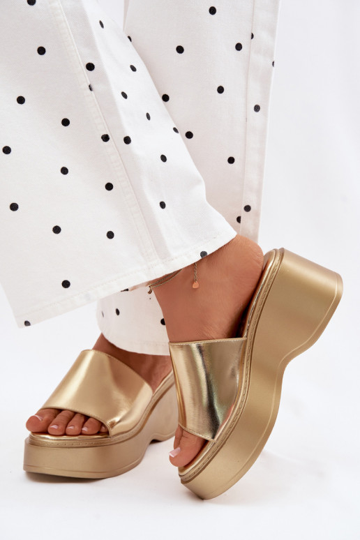 Dámske papuče s platformou zlatej farby Virelia