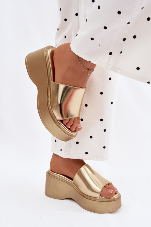 Dámske papuče s platformou zlatej farby Virelia