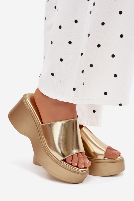Dámske papuče s platformou zlatej farby Virelia