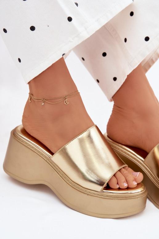 Dámske papuče s platformou zlatej farby Virelia