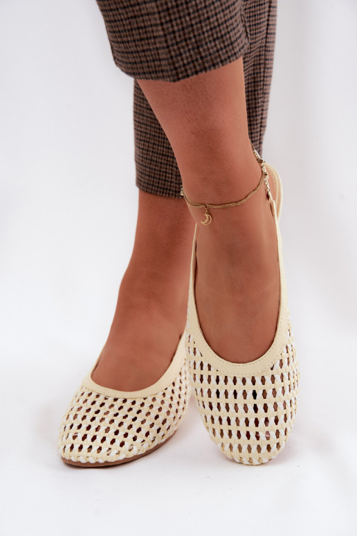 Dámske sandále s prelamovanými prvkami žltá Selviora