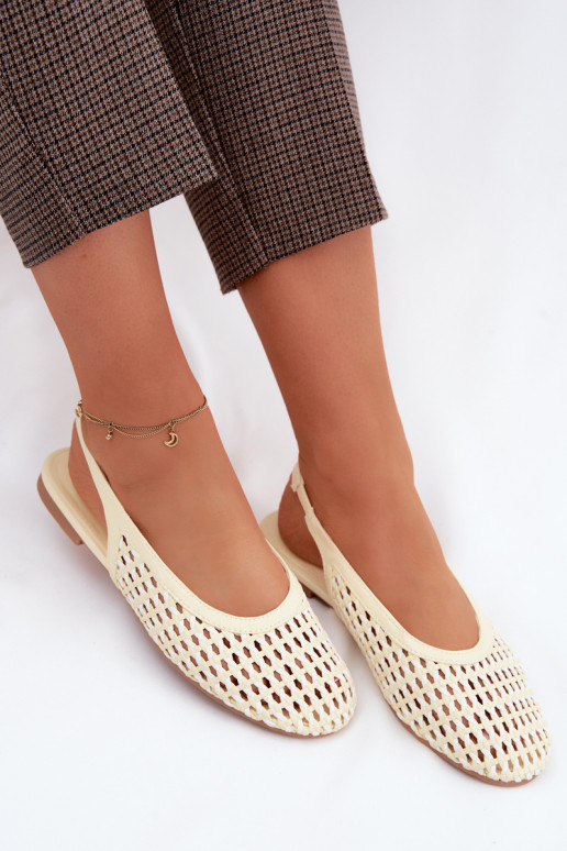 Dámske sandále s prelamovanými prvkami žltá Selviora