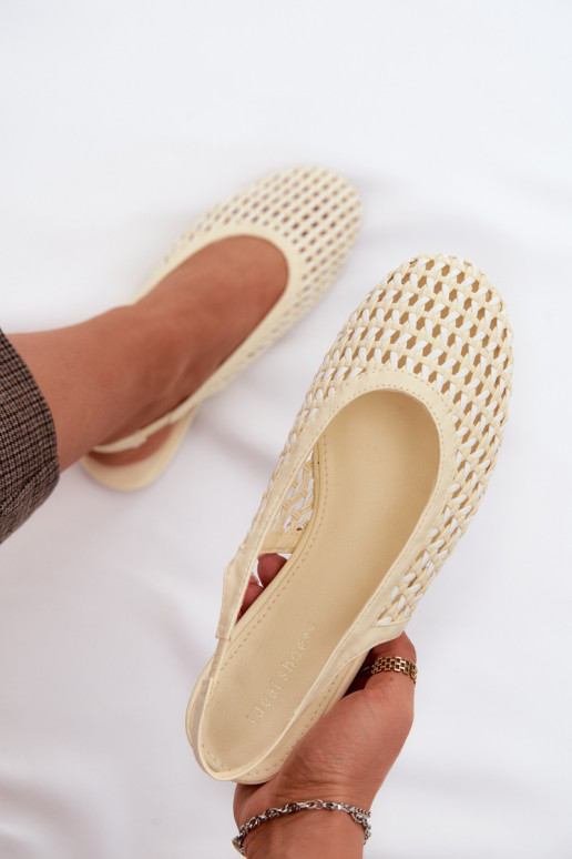 Dámske sandále s prelamovanými prvkami žltá Selviora