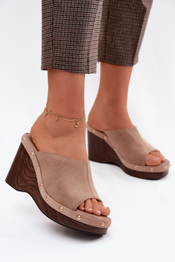 Dámske papuče s platformouImitacji zo semišuu zlatej farby s nitmi béžová Norvia