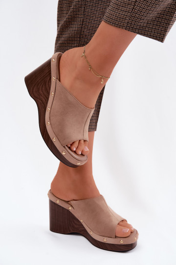 Dámske papuče s platformouImitacji zo semišuu zlatej farby s nitmi béžová Norvia 2