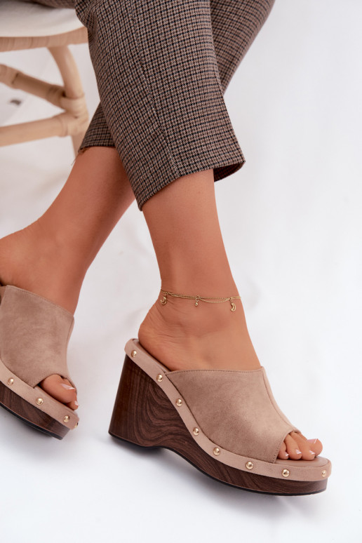 Dámske papuče s platformouImitacji zo semišuu zlatej farby s nitmi béžová Norvia