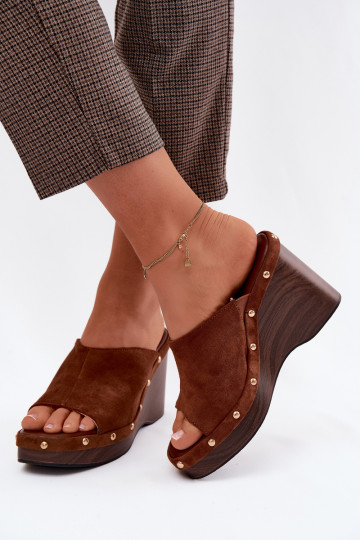 Dámske papuče s platformouImitacji zo semišuu zlatej farby s nitmi Hnedá farba Norvia