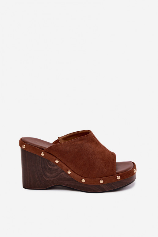 Dámske papuče s platformouImitacji zo semišuu zlatej farby s nitmi Hnedá farba Norvia