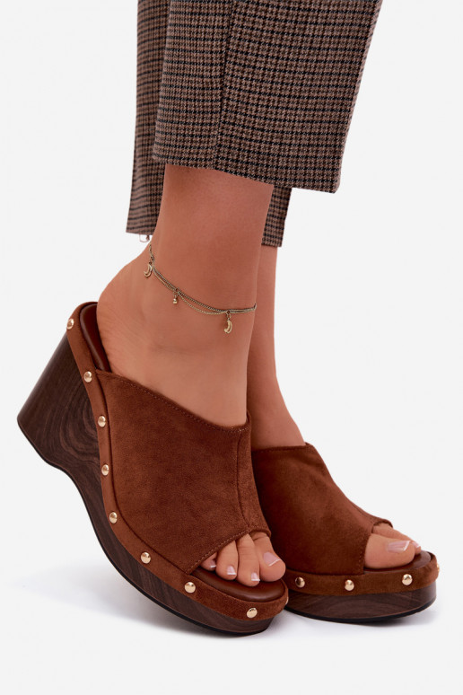 Dámske papuče s platformouImitacji zo semišuu zlatej farby s nitmi Hnedá farba Norvia