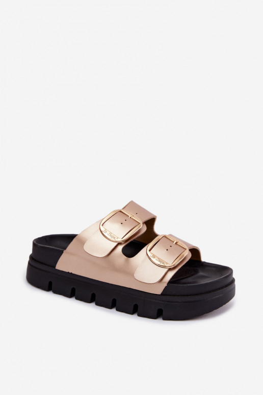 Dámske papuče na platforme so sponami Lee Cooper LCIN-26-35-4462L v zlatej farbe