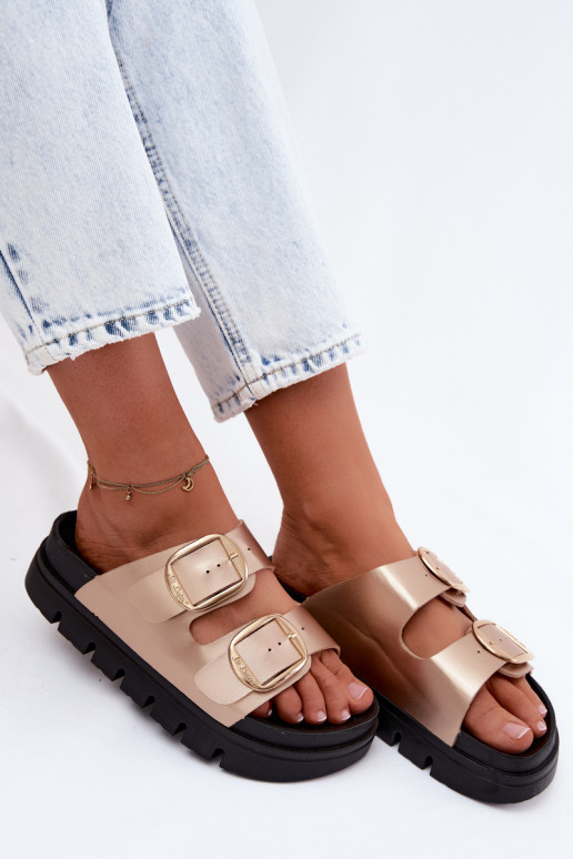 Dámske papuče na platforme so sponami Lee Cooper LCIN-26-35-4462L v zlatej farbe