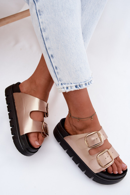 Dámske papuče na platforme so sponami Lee Cooper LCIN-26-35-4462L v zlatej farbe