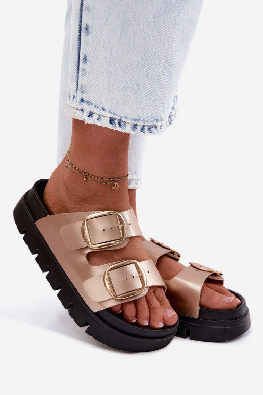 Dámske papuče na platforme so sponami Lee Cooper LCIN-26-35-4462L v zlatej farbe