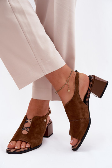 sandáleZapnutéturalnego zo semišuu s podpätkami Máciejka K7521-14 Hnedá farba 2